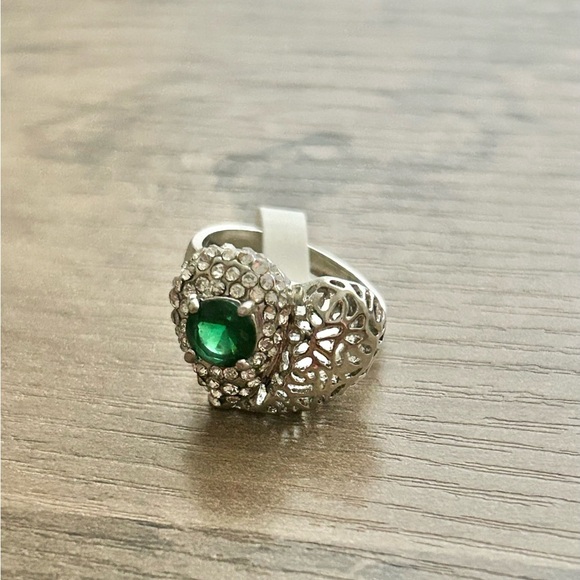 Emerald Green Crystal Silver Heart Filigree Ring - Picture 6 of 7